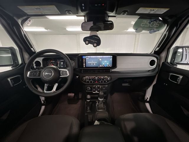 2025 Jeep Wrangler 4-Door Sahara 4x4