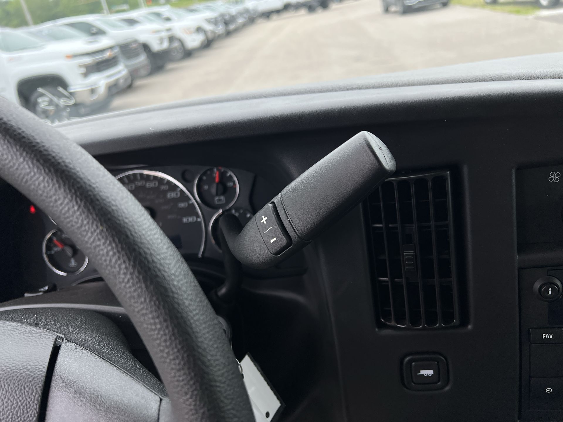 2025 Chevrolet Express Cutaway 3500 1WT