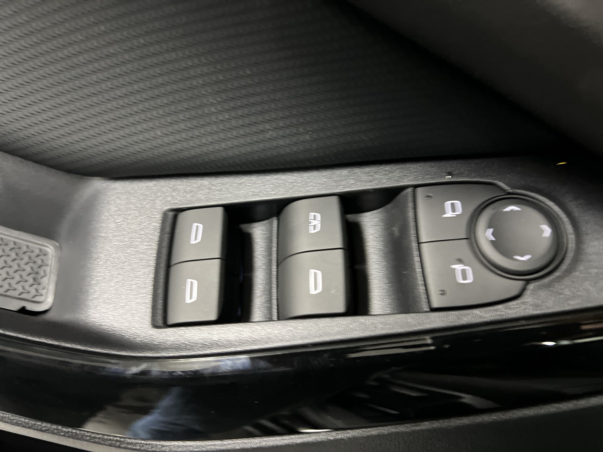 2027 Chevrolet Equinox LT - Photo 58