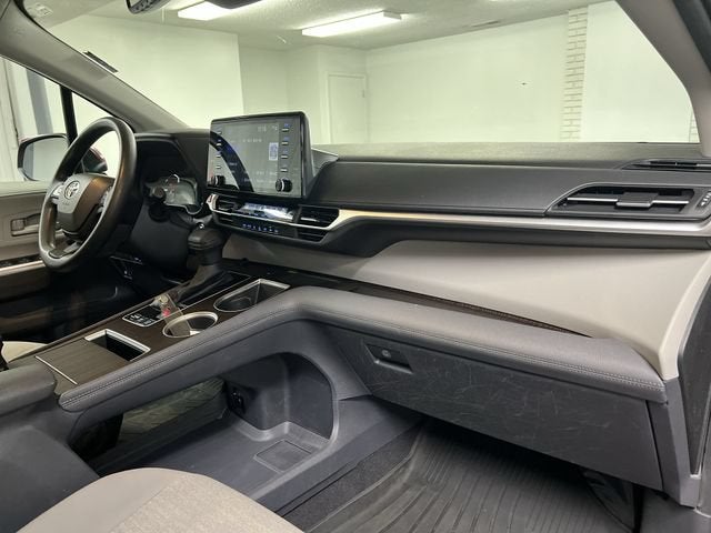 2023 Toyota Sienna LE